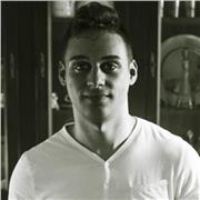 Laureato in  Lingue e Culture pee  impartisce lezioni d’inglese